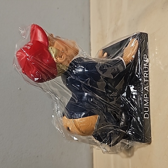 Dump a Trump Pen Holder - Picture 4 of 6